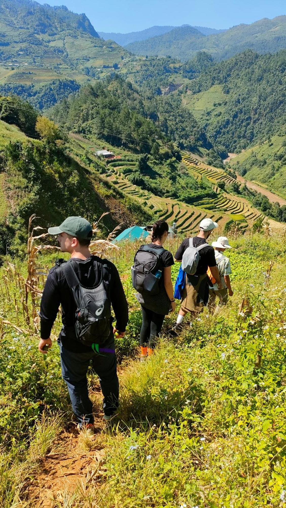 Indigenous Homestay- Trek- Food- Bus Homestay